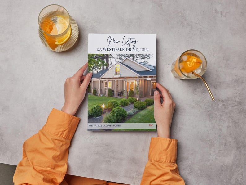 Puede incluir: Una persona sostiene un folleto de listado de bienes ra&iacute;ces para una casa en 123 Westdale Drive, USA. El folleto presenta una foto de la casa, que es una casa blanca de dos pisos con un c&eacute;sped verde y paisajismo.