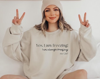 Może przedstawiać: Beżowa bluza z nadrukiem "Yes, I am freezing! I am always freezing me: 24/7" na przodzie.