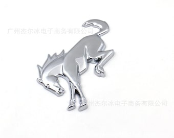 Emblemat Wild Mustang Bucking Horse z chromowanego plastiku
