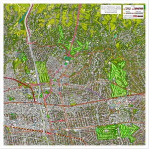 以下が含まれることがあります： ロサンゼルスの西部の詳細な地図で、緑、ピンク、茶色の色が混ざっています。 地図は道路、公園、公共交通機関の路線を強調表示し、地図のタイトルと凡例を示すテキストが含まれています。