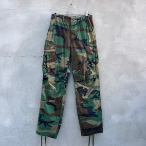 Pantalones cargo militares de camuflaje Woodland de los años 80