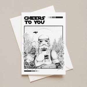Könnte beinhalten: Eine weiße Grußkarte mit einer schwarz-weißen Illustration eines Stormtroopers, der ein Glas hält, und dem Text CHEERS TO YOU. Die Szene zeigt einen Wald, Blumen und ein kleines Flugzeug am Himmel, alles in einem schwarzen Rahmen.