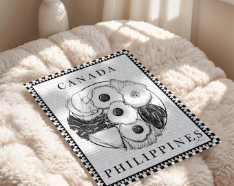 Peut inclure: Illustration en noir et blanc d'un plat de petit-déjeuner avec des œufs, des crêpes et du bacon. Les mots "CANADA" et "PHILIPPINES" sont affichés sur l'image. L'image est posée sur une surface moelleuse de couleur crème.