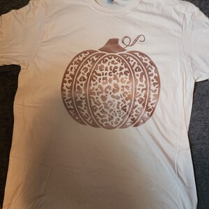 Rose Gold Pompoen op Gildan True Fit Cream Color T-shirt