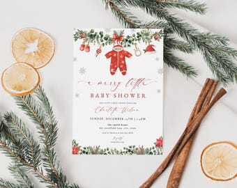 Puede incluir: Una invitación blanca para baby shower con texto rojo e ilustraciones navideñas. La invitación presenta un body rojo, manoplas y un gorro de Papá Noel. El texto dice "A Merry Little Baby Shower".