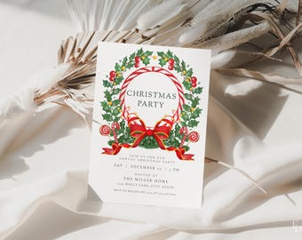Può includere: Invito a una festa di Natale con un design a ghirlanda. La ghirlanda presenta agrifoglio, bacche rosse e bastoncini di zucchero. Un fiocco rosso è in basso. L'invito include il testo "Christmas Party" e i dettagli dell'evento.