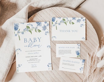 Op de afbeelding: Baby shower uitnodigingskaarten met een blauw bloemenontwerp. De uitnodiging luidt "Baby in Bloom" en bevat de datum, tijd en locatie van het evenement. De andere kaarten zeggen "Bedankt", "Boeken voor baby" en "Luierloterij".