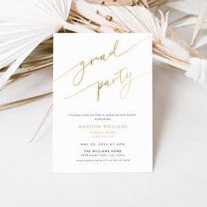 Könnte beinhalten: Eine weiße Karte mit goldener Schrift, die in einer Schreibschrift "grad party" lautet. Die Karte ist eine Einladung zu einer Abschlussfeier für Madison Williams. Die Einladung enthält Datum, Uhrzeit und Ort der Feier.