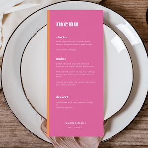 Op de afbeelding: Een roze en oranje menukaart met een eenvoudig ontwerp. Het menu bevat voorgerechten, hoofdgerechten en desserts voor een huwelijksreceptie. De kaart bevat de namen "Camilla & Daniel" en de datum "08.10.202x".