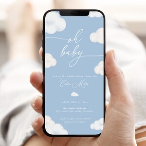Pode incluir: Um convite para um ch&aacute; de beb&ecirc; azul e branco com nuvens e o texto "oh baby" e "junte-se a n&oacute;s para um ch&aacute; de beb&ecirc; em homenagem a Colin Miles". O convite inclui a data, a hora, o local e as informa&ccedil;&otilde;es de RSVP.