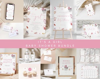 Könnte beinhalten: Ein Baby Shower-Druckpaket in rosa und weiß. Das Paket enthält ein Willkommens-Schild, Einladungen, ein Schild für die Windel-Tombola, ein Schild für Bücher und Geschenke, Dankeschön-Etiketten und einen Kalender. Das Design ist in rosa und weiß gehalten und zeigt Illustrationen eines Kinderwagens, Blumen und anderer babybezogener Gegenstände. Der Text auf den Schildern lautet "It's a Girl", "Emerson's Baby Shower", "Windel-Tombola", "Bücher & Geschenke" und "Danke".