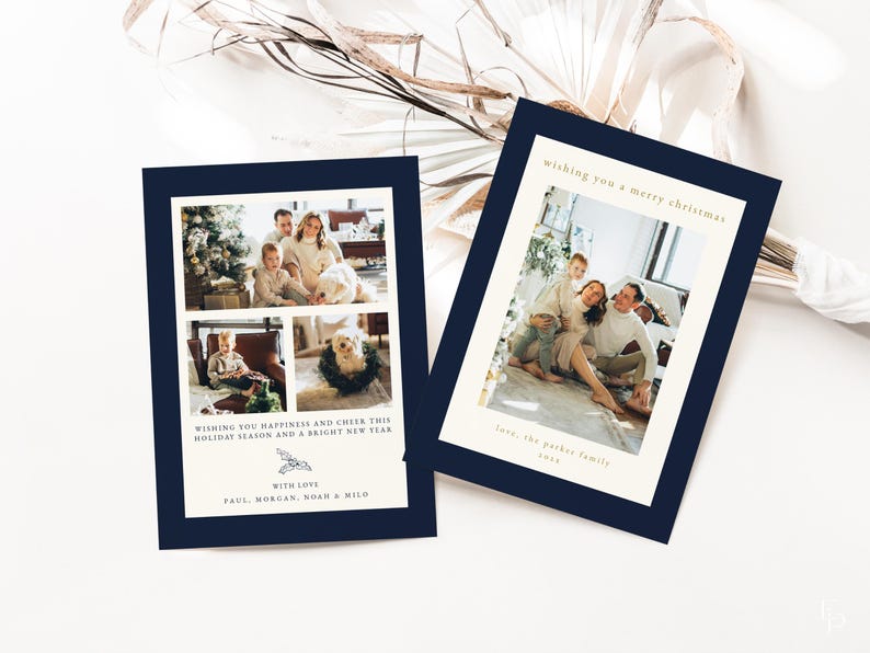 Puede incluir: Dos tarjetas de Navidad con un borde azul marino y un fondo crema. La primera tarjeta presenta un collage de cuatro fotos de una familia con su perro. La segunda tarjeta presenta una foto de la misma familia. El texto de la primera tarjeta dice "Wishing you happiness and cheer this holiday season and a bright new year. With love, Paul, Morgan, Noam & Milo". El texto de la segunda tarjeta dice "Wishing you a merry Christmas. Love, the Parker family".