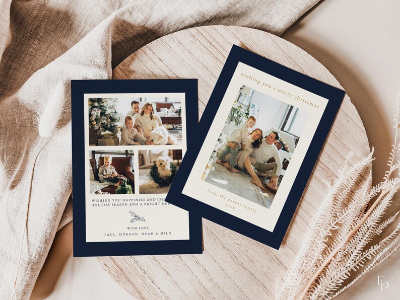 Puede incluir: Dos tarjetas de Navidad con un borde azul marino. La primera tarjeta presenta un collage de cuatro fotos de una familia con un perro. La segunda tarjeta presenta una foto de una familia de cuatro personas de pie juntas. Ambas tarjetas tienen el texto "wishing you a merry christmas" y "love, the parker family 2022".