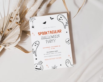 Könnte beinhalten: Eine weiße Halloween-Partyeinladung mit schwarzem und orangefarbenem Text. Die Einladung lautet "Join us for a Spooktacular Halloween Party" mit Datum und Uhrzeit der Party. Die Einladung ist mit Geistern, Fledermäusen, Spinnen und Kürbissen verziert.