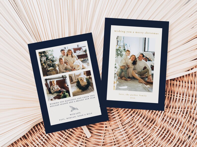 Puede incluir: Dos tarjetas de Navidad azul marino con bordes blancos. La tarjeta de la izquierda presenta un collage de cuatro fotos de una familia con su perro. La tarjeta de la derecha presenta una foto de la misma familia. El texto de la tarjeta de la izquierda dice: "Wishing you happiness and cheer this holiday season and a bright new year. With love, Paul, Morgan, Noah & Milo". El texto de la tarjeta de la derecha dice: "Wishing you a merry Christmas. Love, the Parker family 2023."