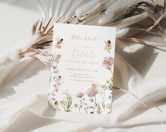 以下が含まれることがあります： 花と妖精をテーマにした誕生日招待状。「Flutter & Twirl」と「Delilah's Second Birthday」の文字が特徴です。ピンク、紫、黄色の色合いの妖精と花のイラストがデザインに含まれています。