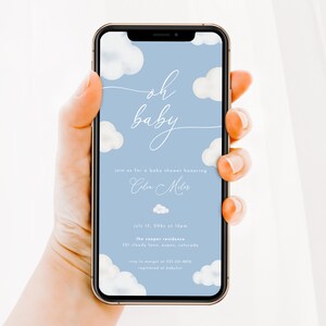 Pode incluir: Um convite para um ch&aacute; de beb&ecirc; azul e branco com um design de nuvens e o texto "oh baby" e "junte-se a n&oacute;s para um ch&aacute; de beb&ecirc; em homenagem a Celia Miles". O convite inclui a data, a hora, o local e as informa&ccedil;&otilde;es de RSVP.