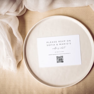 Puede incluir: Tarjeta blanca con texto negro que dice "Por favor, responde a Sofia & Mario's wedding website antes del 15 de mayo de 2023 weddingwebsite.com/sofiaandmario" y un código QR en blanco y negro.