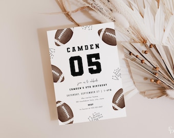 Könnte beinhalten: Eine weiße Einladungskarte mit Football-Motiv. Die Karte zeigt den Namen "CAMDEN" und die Zahl "05" in fetter schwarzer Schrift. Aquarell-Footbälle und Spielschemata verzieren die Karte, die eine Feier zum 5. Geburtstag ankündigt.
