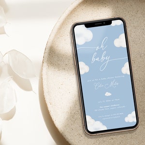 Pode incluir: Um convite para um ch&aacute; de beb&ecirc; azul e branco com um design de nuvens e o texto "oh baby" e "junte-se a n&oacute;s para um ch&aacute; de beb&ecirc; em homenagem a Cilia Miles".