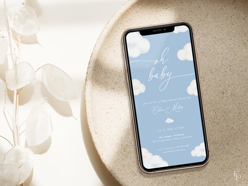 Pode incluir: Um convite para um ch&aacute; de beb&ecirc; azul e branco com um design de nuvens e o texto "oh baby" e "junte-se a n&oacute;s para um ch&aacute; de beb&ecirc; em homenagem a Cilia Miles".