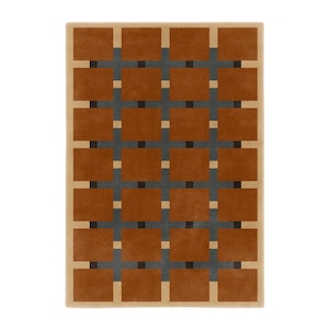 Puede incluir: Una alfombra rectangular con un patrón geométrico. La alfombra presenta un diseño de cuadrícula con cuadrados en tonos marrones y negros, sobre un fondo gris. El borde es de color beige claro.