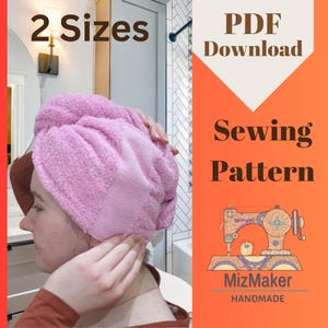 Pode incluir: Um turbante de toalha rosa na cabeça de uma pessoa. A imagem é uma listagem de produtos para um padrão de costura para um turbante de toalha. O texto na imagem diz "2 tamanhos", "Download PDF", "Padrão de costura", "MizMaker HANDMADE".