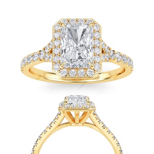 以下が含まれることがあります： 大きな長方形の透明なダイヤモンドが中央にあり、その周りを小さなダイヤモンドのハローが囲んでいる、金の婚約指輪。バンドにも小さなダイヤモンドがセットされています。