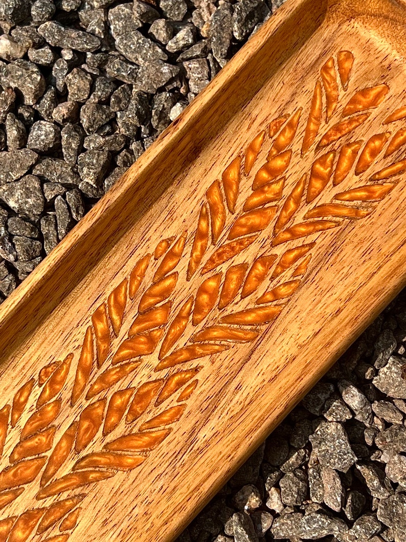 highlight the engraved resin patterns in wooden catch all tray