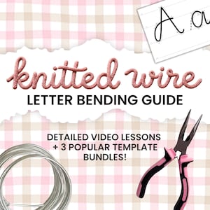 Puede incluir: Una guía para doblar letras con alambre tejido. La imagen muestra el texto "knitted wire" en una fuente rosa texturizada, junto con las palabras "LETTER BENDING GUIDE". También se ve una bobina de alambre plateado, unos alicates rosas y negros y una letra "A" cursiva.
