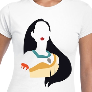Puede incluir: Una camiseta blanca con una silueta en blanco y negro de Pocahontas de la película de Disney Pocahontas. La silueta incluye un diseño amarillo, naranja y blanco en su pecho.