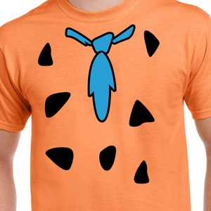 Puede incluir: Camiseta naranja con una corbata azul y manchas negras. Las manchas tienen la forma de piedras.