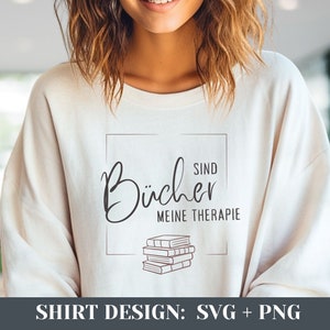 Könnte beinhalten: Weißes T-Shirt mit einem braunen Grafikdesign, auf dem "Bücher sind meine Therapie" steht, darunter ein Stapel Bücher.
