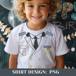 Könnte beinhalten: Weißes T-Shirt mit einem blau-weißen Kapitänsuniform-Design. Das Design beinhaltet einen weißen Kragen, eine schwarze Krawatte, goldene Knöpfe und einen blauen Anker mit dem Wort "Kapitän" darüber.