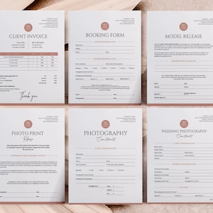 Puede incluir: Seis formularios imprimibles para un negocio de fotografía, que incluyen una factura de cliente, un formulario de reserva, una autorización de modelo, una autorización de impresión de fotos, un contrato de fotografía y un contrato de fotografía de boda. Cada formulario tiene un icono de cámara con un círculo rosa alrededor.