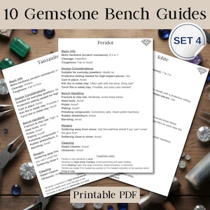 Może przedstawiać: Drukowany przewodnik PDF zatytułowany "10 Gemstone Bench Guides" z informacjami o peridocie, tanzanicie i iolicie. Przewodnik zawiera szczegółowe informacje na temat twardości, łupliwości, uwag dotyczących projektu i technik pracy. Naklejka "Set 4" znajduje się w prawym górnym rogu.