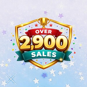 Peut inclure: Une illustration dor&eacute;e en forme de bouclier avec l'inscription "OVER 2,900 SALES". Le nombre est en or, avec une banni&egrave;re rouge au-dessus et une banni&egrave;re turquoise en dessous. Un troph&eacute;e dor&eacute; et des &eacute;toiles sont &eacute;galement pr&eacute;sents sur fond bleu clair.