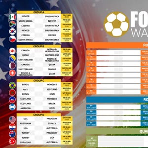 Pu&ograve; includere: Un programma dettagliato delle partite di calcio, con nomi delle squadre, date e orari. Il design include bandiere delle squadre e una grafica di pallone da calcio dorato. Il testo &egrave; bianco su sfondo scuro.
