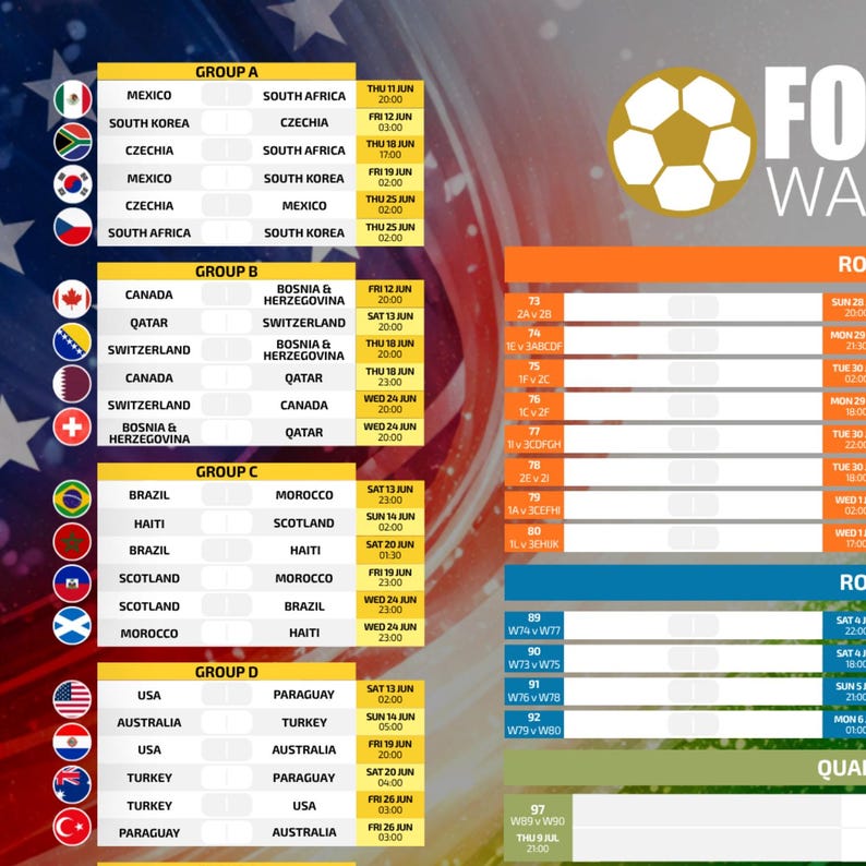 Pu&ograve; includere: Un programma dettagliato delle partite di calcio, con nomi delle squadre, date e orari. Il design include bandiere delle squadre e una grafica di pallone da calcio dorato. Il testo &egrave; bianco su sfondo scuro.