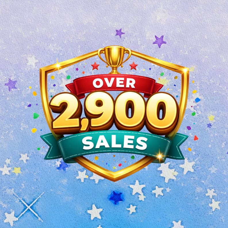 Pu&ograve; includere: Un distintivo dorato a forma di scudo con un trofeo e la scritta "OVER 2,900 SALES". Il distintivo &egrave; posto su uno sfondo blu con stelle e coriandoli sparsi.