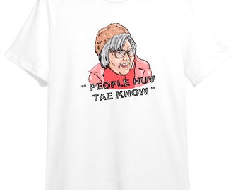 Camiseta Still Game Isa, todas las tallas. Comedia escocesa, humor para adultos, chismes, regalo divertido de amigo invisible para ella o para él. Jack Victor.