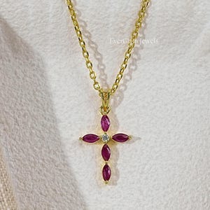Collar con cruz de rubí y gema marquesa / Colgante de gema natural para mujer / Colgante religioso delicado de oro de 14 quilates / Regalo de cumpleaños para ella