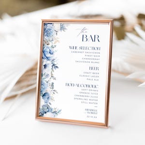 Menú de bar azul polvoriento con diseño floral para bodas, letrero para bebidas, letrero para recepción, baby shower nupcial, minimalista moderno, plantilla Canva PP298