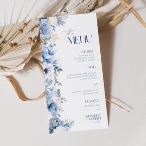 Karta menu Dusty Blue, zimowe kwiaty ślubne, nowoczesny minimalizm, dekoracje weselne, edytowalny, szablon Canva, natychmiastowe pobranie PP298