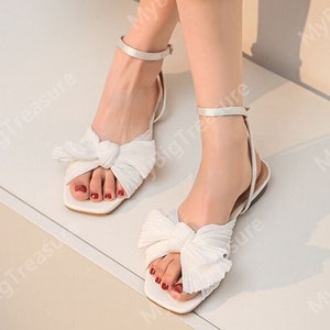 Hochzeit flache Sandalen mit Riemen, weiße Schleifensandalen, Strandhochzeitssandalen, Boho-Brautschuhe, Sommerbrautjungfernsandalen Bild 1