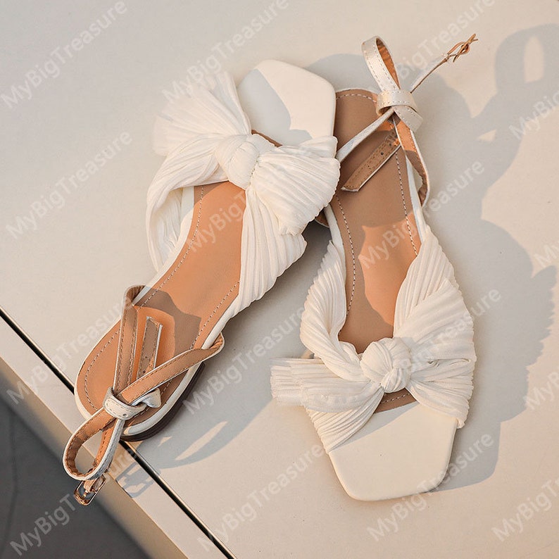 Hochzeit flache Sandalen mit Riemen, weiße Schleifensandalen, Strandhochzeitssandalen, Boho-Brautschuhe, Sommerbrautjungfernsandalen Bild 7