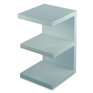 Puede incluir: Una estanter&iacute;a de tres niveles de color azul claro con un dise&ntilde;o abierto &uacute;nico. Las estanter&iacute;as son rectangulares y tienen una superficie lisa y plana.