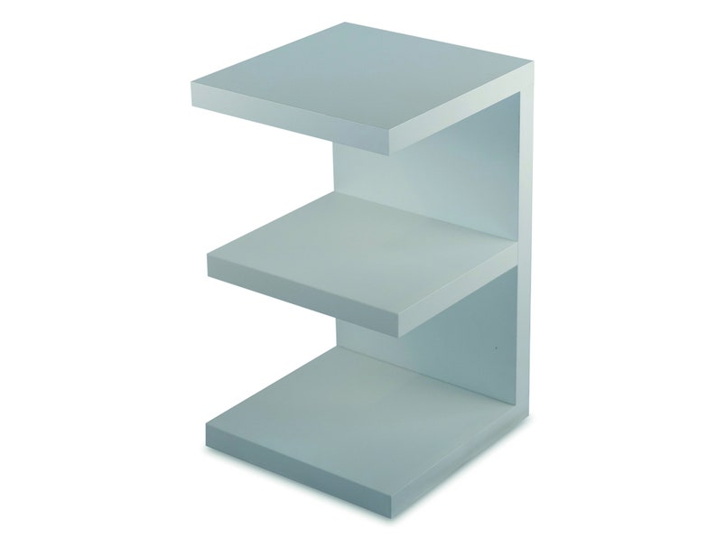 Puede incluir: Una estanter&iacute;a de tres niveles de color azul claro con un dise&ntilde;o abierto &uacute;nico. Las estanter&iacute;as son rectangulares y tienen una superficie lisa y plana.