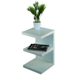Puede incluir: Mesa auxiliar blanca con tres estantes. El estante superior tiene una planta en maceta con hojas verdes. El estante del medio tiene un libro. La mesa est&aacute; hecha de madera y tiene un dise&ntilde;o moderno.
