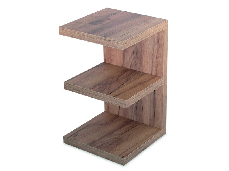 Puede incluir: Una mesa auxiliar de madera con tres estantes. Los estantes son de madera marr&oacute;n claro con un patr&oacute;n de veta de madera. La mesa es de estilo moderno.